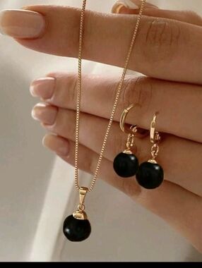 Gold Pearl Drop Necklace and Earrings - Black